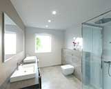 Foto einer 3D Innenraum-Visualisierung des Bedes mit Dusche, WC und Waschbecken