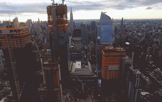 Luftaufnahme eines Stadtviertels in New York mit großen Gewerbeimmobilien