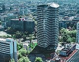 Luftaufnahme der Skyline von Düsseldorf mit Fokus auf das Sky Office