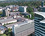 Luftaufnahme der Skyline von Düsseldorf mit Fokus auf das Sky Office