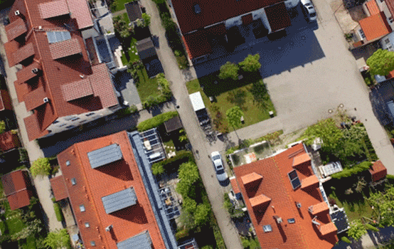 Drohnenaufnahme mehrer Wohnimmobilien in einem Wohnviertel