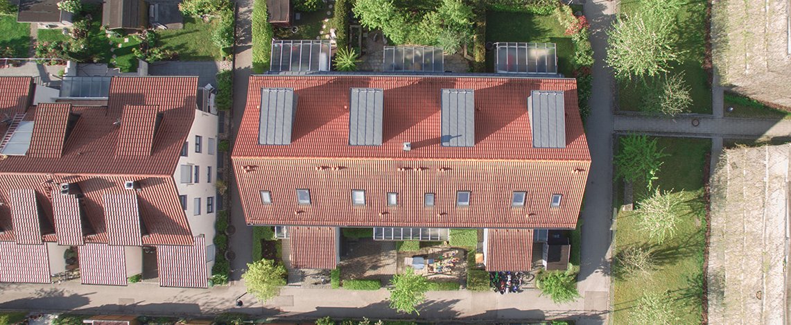 Luftaufnahme einer Wohnimmobilie mit rotem Dach aus der Vogelperspektive