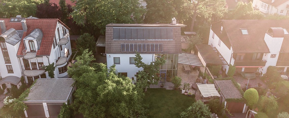 Luftaufnahme eines großen Einfamilienhauses mit Terrasse und Garten