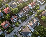 Luftaufnahme einer Straße mit mehreren Wohnimmobilien