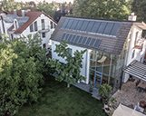Luftaufnahme einer luxuriösen Wohnimmobilie mit Garten und Terrasse