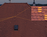 Detailanalyse von mehreren Dachschäden an einem Hausdach mit Darstellung von mehreren gebrochenen Ziegeln