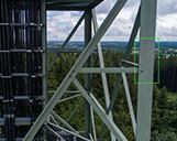 Luftaufnahme eines Funkmastes mit grüner Markierung eines Schadens